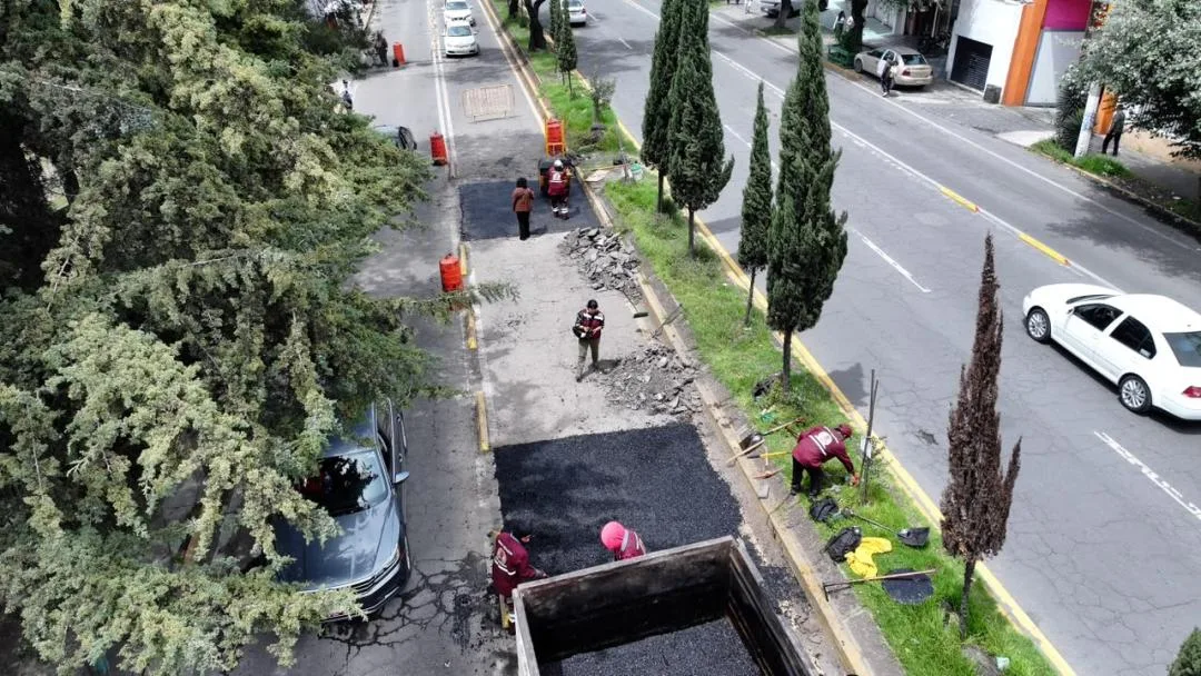 Mantienen brigadas de bacheo en Toluca; recomiendan anticipar traslados