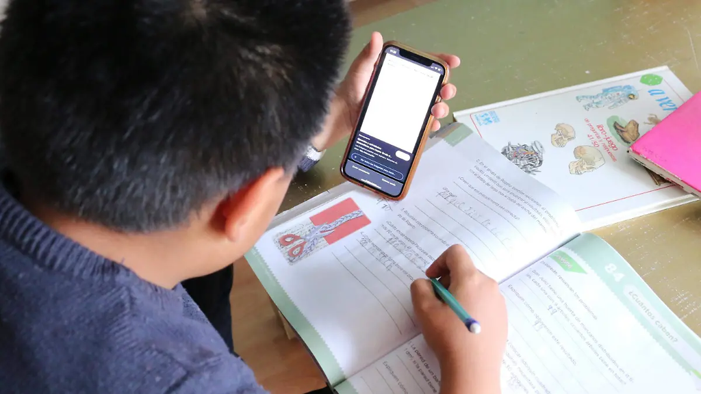 Arranca en el Estado de México la consulta estatal sobre el uso de celulares en las escuelas