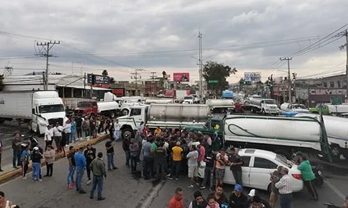 Ejidatarios y posesionarios bloquean la carretera México-Texcoco por presunta represión y desalojos
