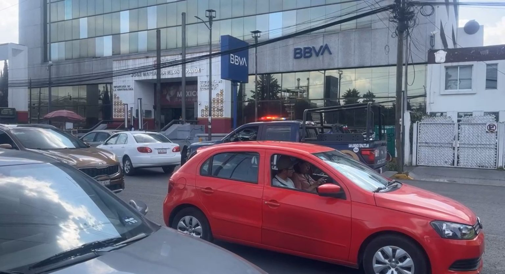 Sujetos armados despojan de casi un millón de pesos a cuentahabiente afuera de banco en Toluca