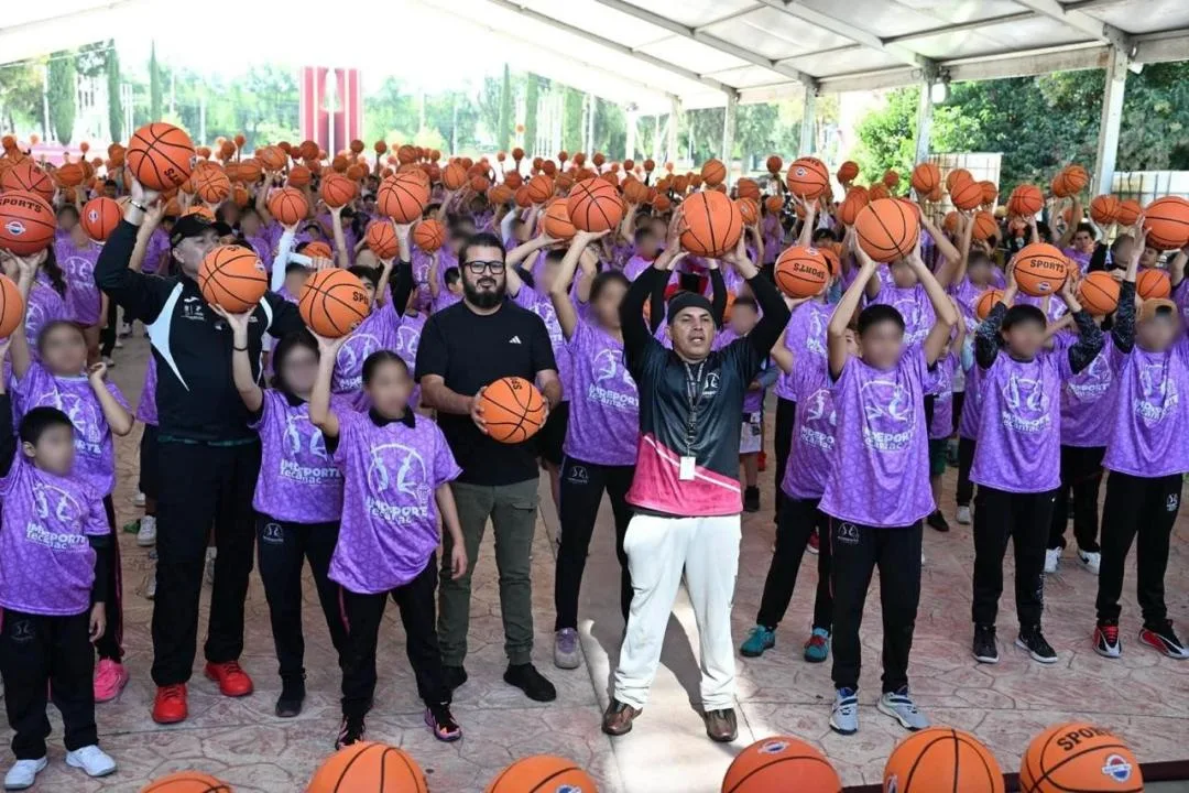 Participan 800 asistentes en la clase nacional de baloncesto en Tecámac