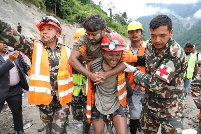 Nueve días bajo tierra y sobreviven al desastre en Nepal