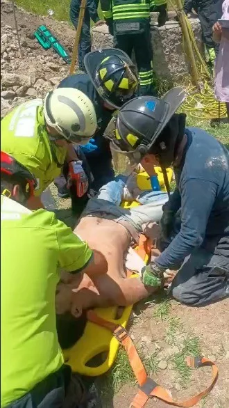 Rescatan a hombre de un pozo en Tlachaloya