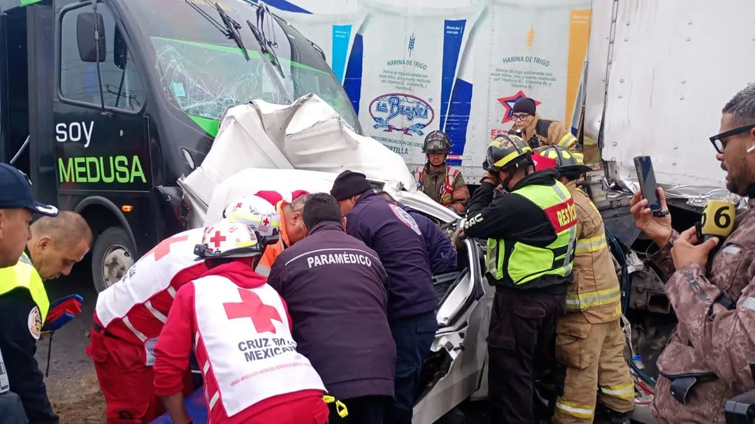 Rescatan a conductor que quedó prensado tras carambola en el Circuito Exterior Mexiquense