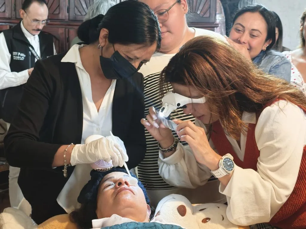 Gobierno Municipal e ICATI entregan reconocimientos a 156 toluqueñas capacitadas en artes y oficios