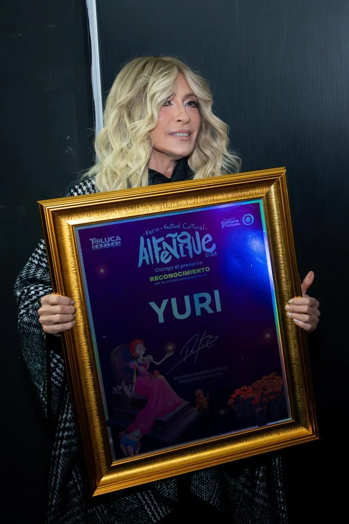 Ni la lluvia detuvo a Yuri: conquisto a miles en la Feria del Alfeñique 2026