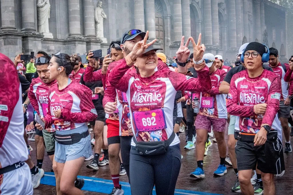 Más de tres mil 500 corredores llenan de energía y tradición el Medio Maratón Alfeñique Toluca 2026