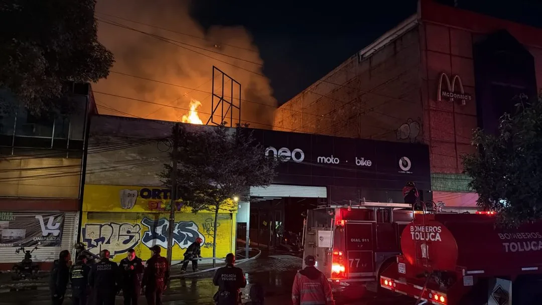 Fuego en comercio del centro de Toluca moviliza a cuerpos de emergencia; descartan heridos
