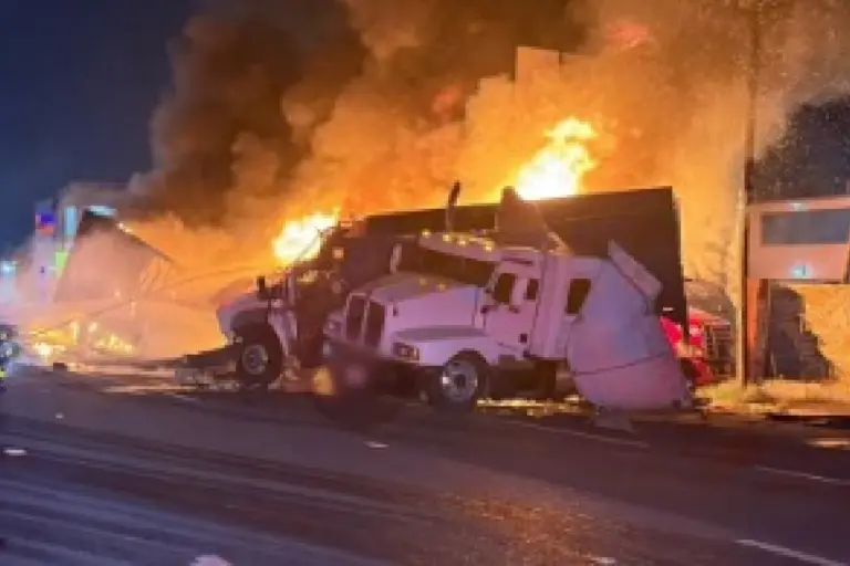 Tráiler embiste bloqueo de transportistas en la carretera México-Toluca y desata incendio masivo