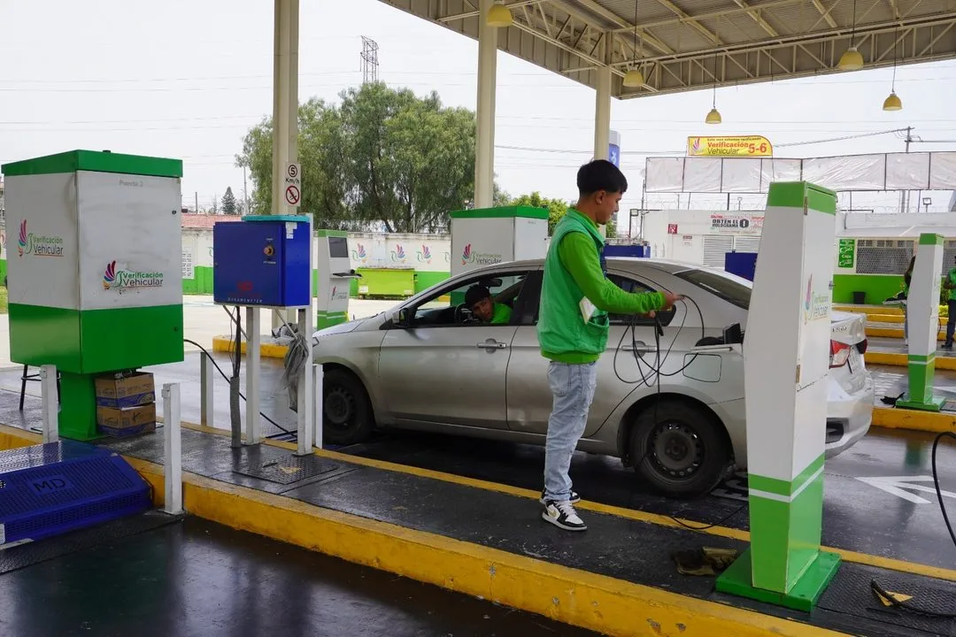Abren prórroga de horario en verificentros para vehículos con engomado rojo