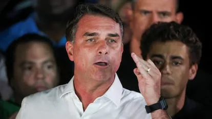 Flávio Bolsonaro huye a EEUU tras perder la presidencia ante Lula