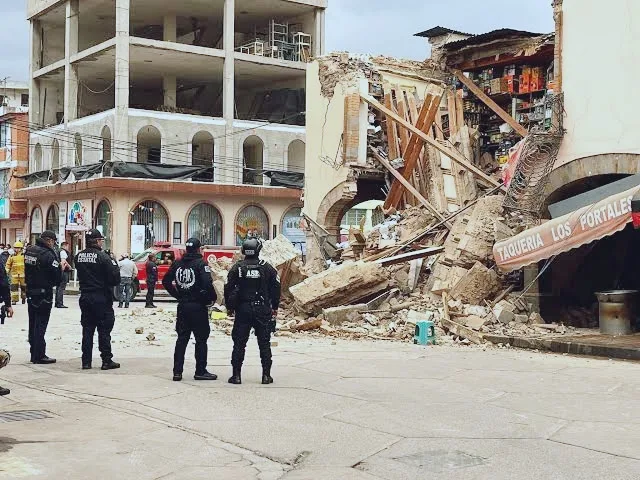 Colapsa parte de los portales centenario en el centro de Ixtlahuaca, no se reportan víctimas