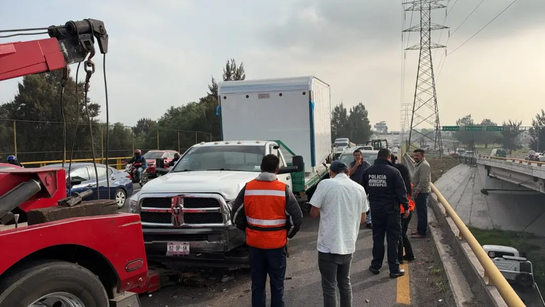 Choque múltiple en la Lechería-Texcoco termina con un automóvil volcado al fondo de un puente