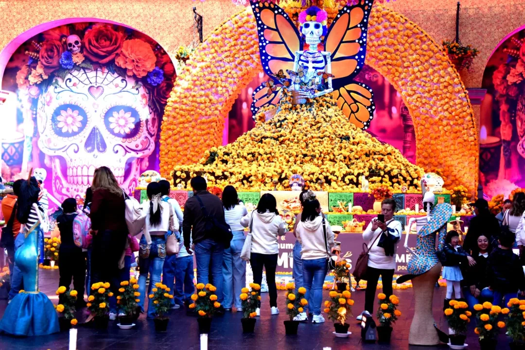 Ofrenda monumental de Día de Muertos recibe a casi mil visitantes en su primer día en Toluca
