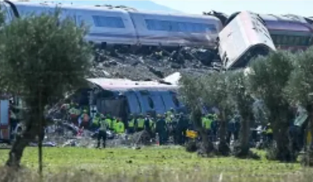Choque de trenes en España deja al menos 30 muertos; autoridades temen que aumente la cifra