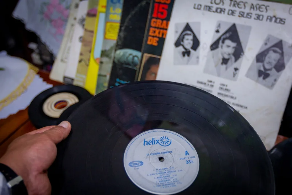 Sonido, tacto y memoria: la experiencia sensorial que mantiene vivo al vinilo