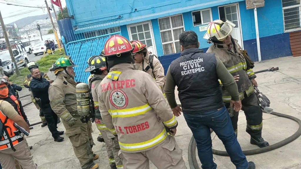 Atiende Protección Civil de Ecatepec fuga de gas en fábrica de hielo