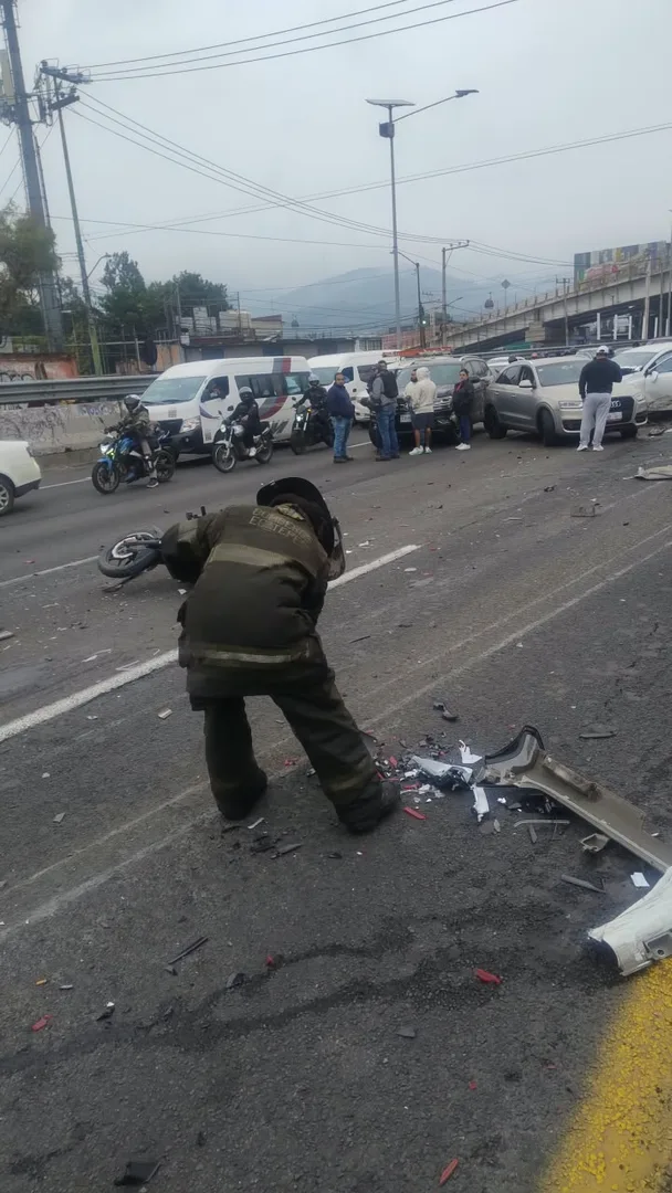 Choque múltiple en la autopista México-Pachuca deja un motociclista muerto y 15 heridos