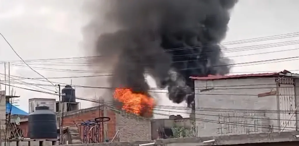 Incendio consume vivienda en San Pablo Atlazalpan, Chalco; se movilizan cuerpos de emergencia