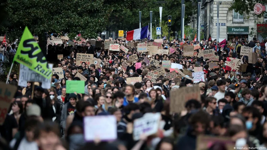 Estudiantes franceses denuncian escuelas deterioradas y aulas saturadas