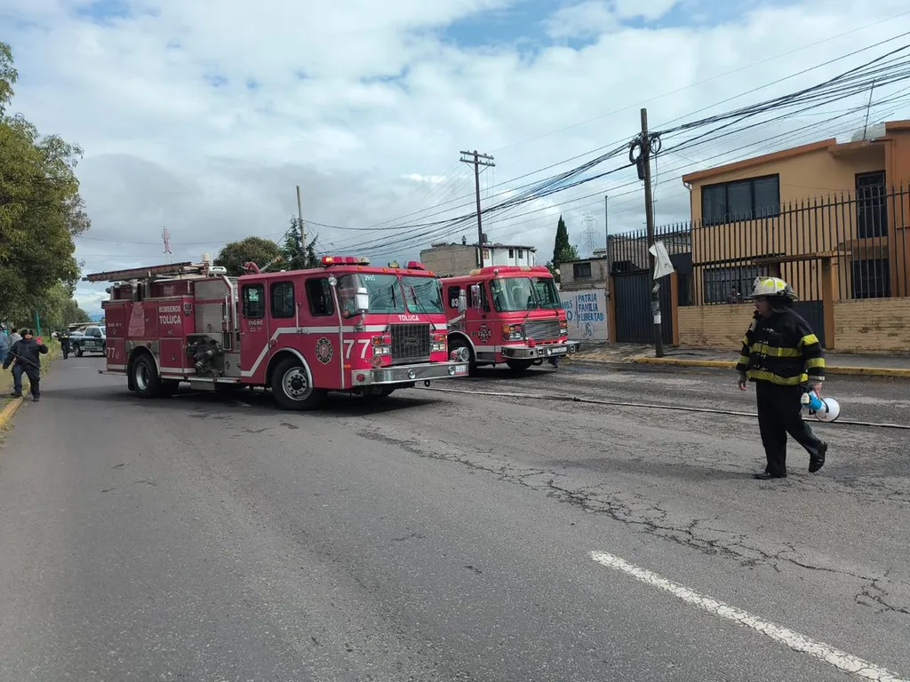 Saldo blanco y 500 evacuados tras accidente de pipa de gas en Zinacantepec