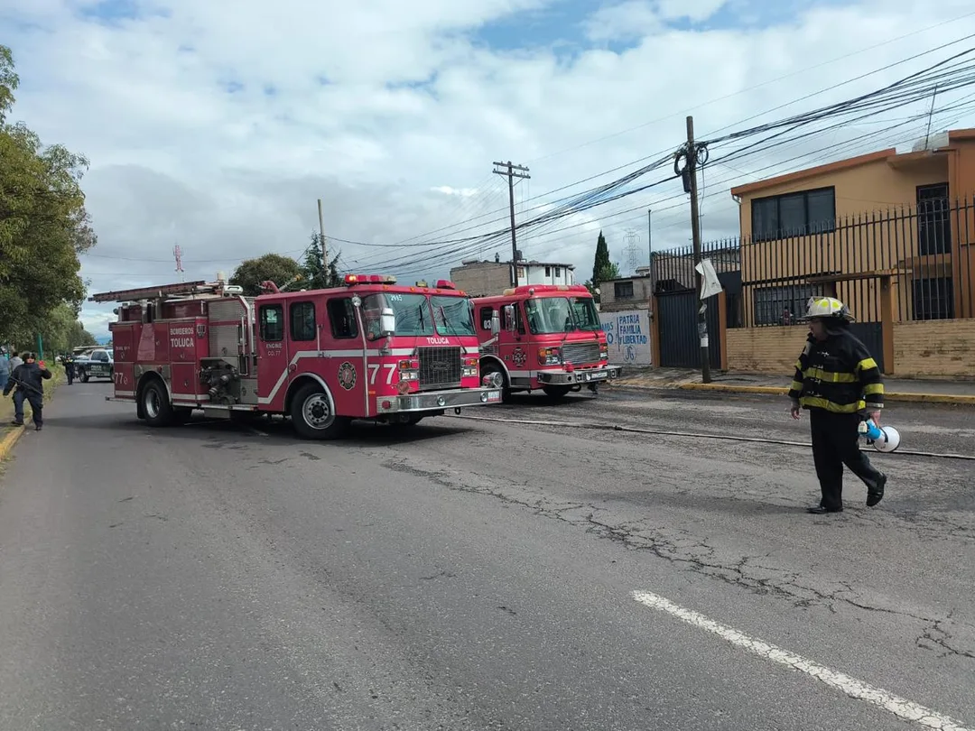 Saldo blanco y 500 evacuados tras accidente de pipa de gas en Zinacantepec