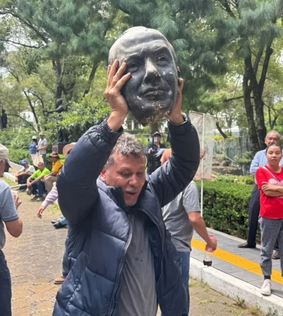 El conflicto no termina: extrabajadores de LyFC protestan contra Calderón