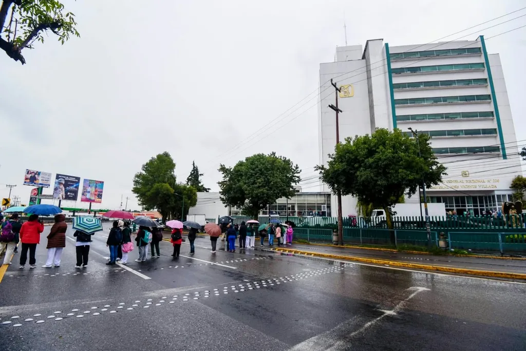 Sin acuerdo: Trabajadores del IMSS prolongan plantón en Paseo Tollocan y advierten resistencia hasta las votaciones sindicales