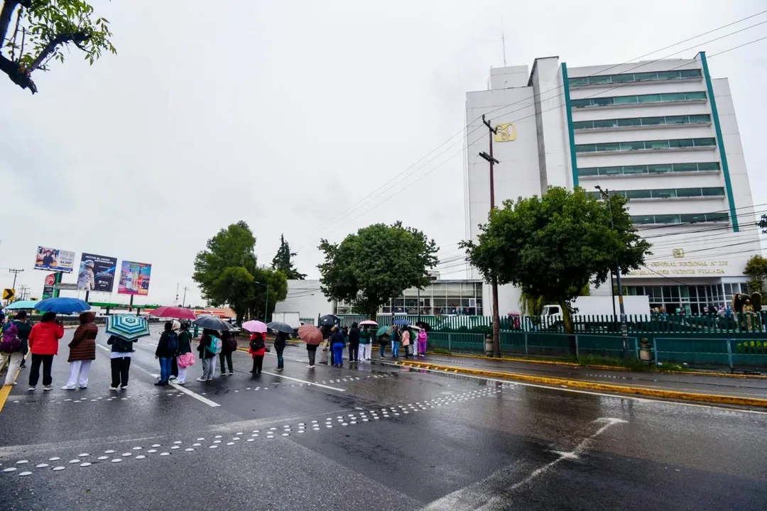 Sin acuerdo: Trabajadores del IMSS prolongan plantón en Paseo Tollocan y advierten resistencia hasta las votaciones sindicales