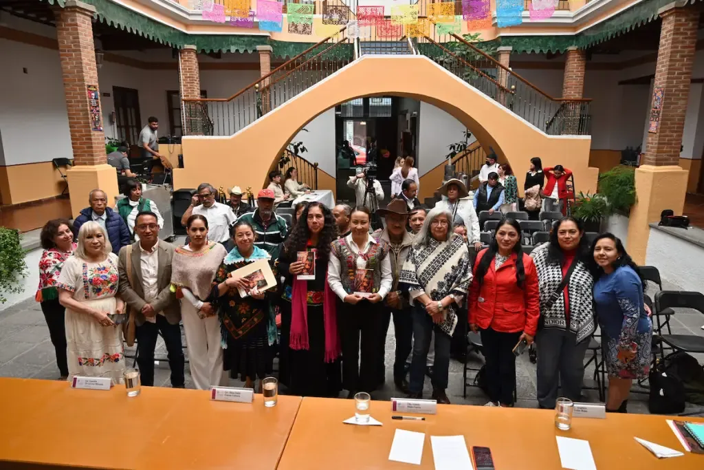 Llega al Congreso mexiquense ‘Raíz de mezquite’, poesía bilingüe para rescatar la identidad indígena