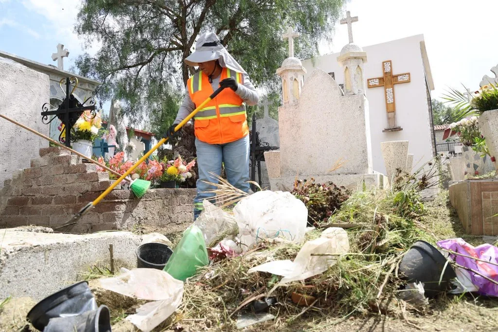 Tecámac alista sus 19 panteones para recibir a familias en Día de Muertos
