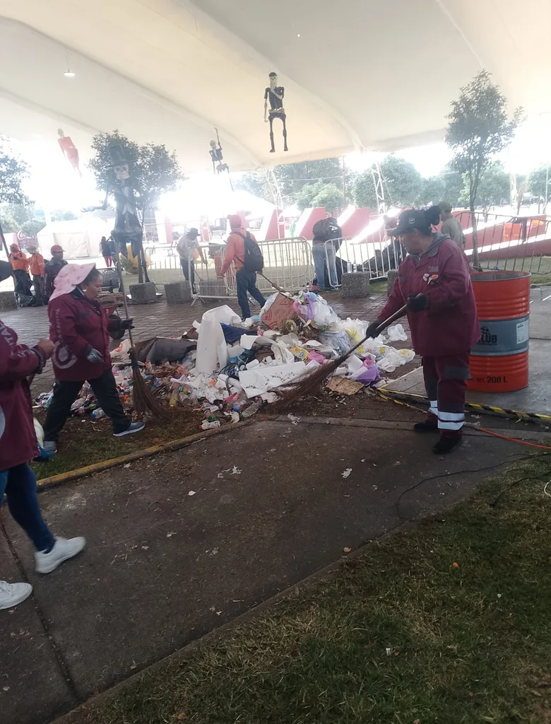 Tras concierto de Caifanes, Servicios Públicos limpia el Mercado Juárez