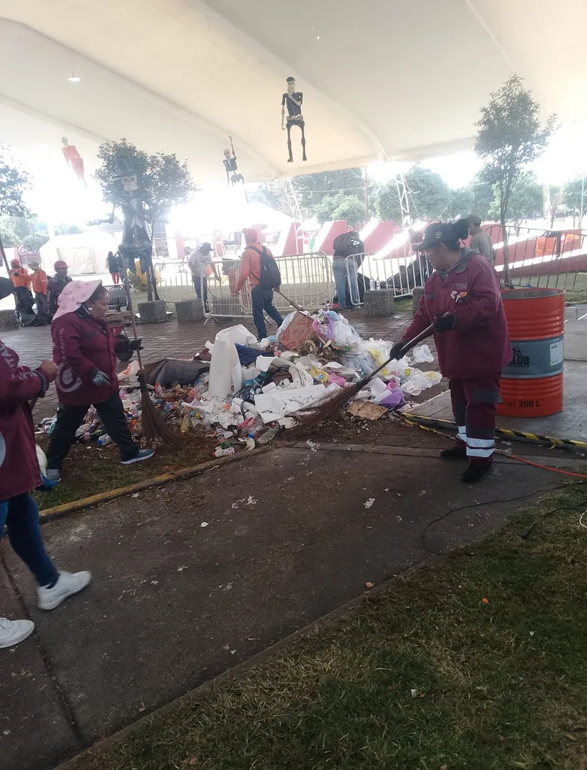 Tras concierto de Caifanes, Servicios Públicos limpia el Mercado Juárez