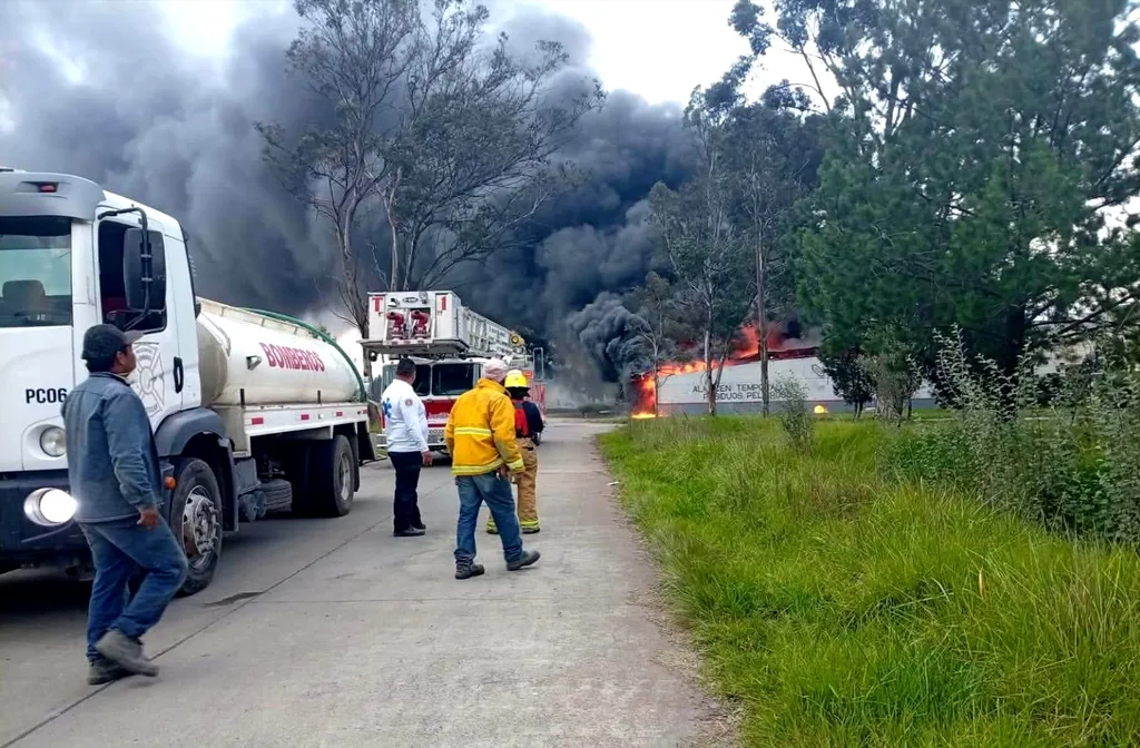 Se registra incendio en complejo industrial en Jocotitlán; cuerpos de emergencias sofocan el siniestro