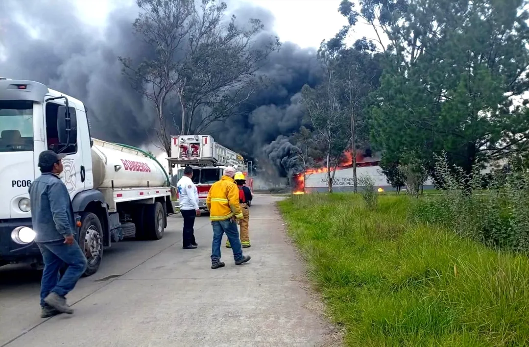 Se registra incendio en complejo industrial en Jocotitlán; cuerpos de emergencias sofocan el siniestro