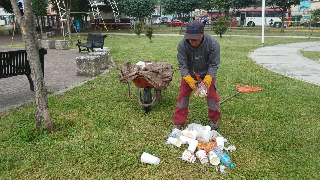 Operativo de limpieza retira dos toneladas de desechos tras concierto en Toluca