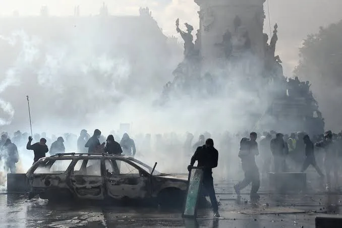 Disturbios agravan la tensión social en Francia; dan toque de queda