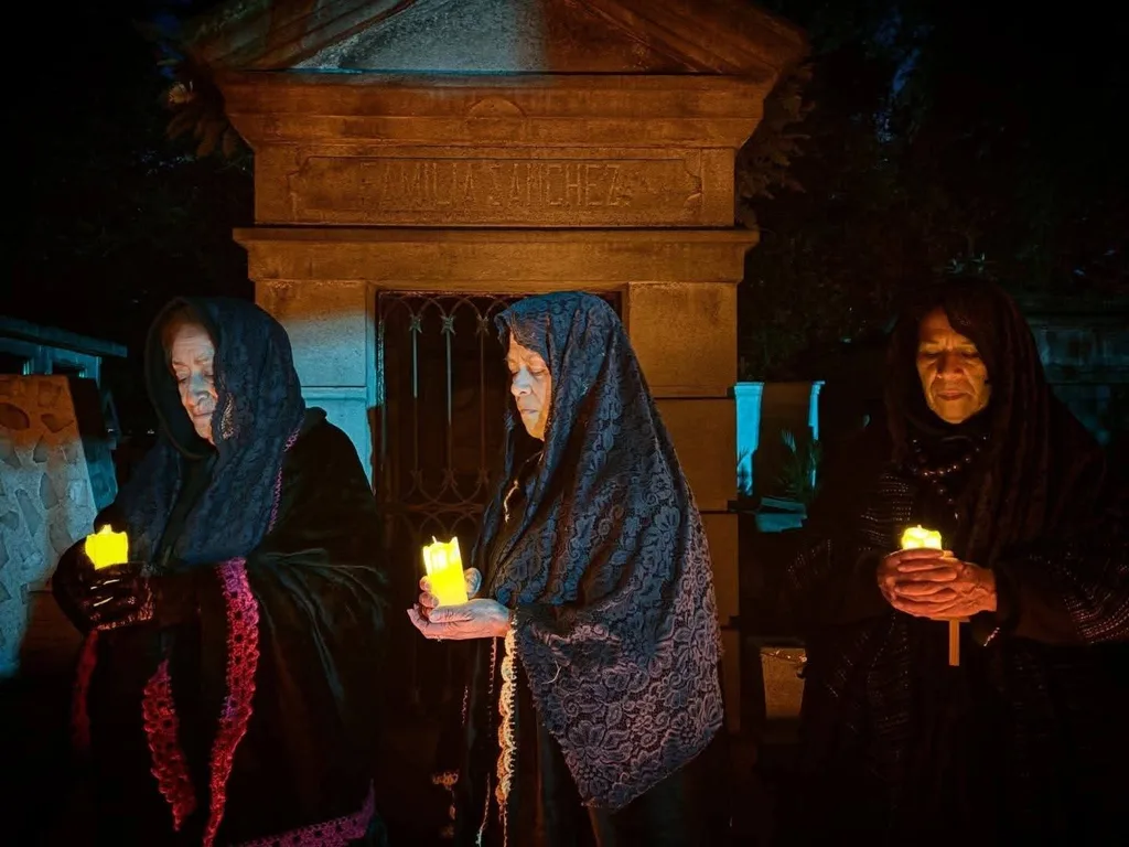Hasta mil 200 personas por noche disfrutan los recorridos nocturnos en el Panteón de la Soledad