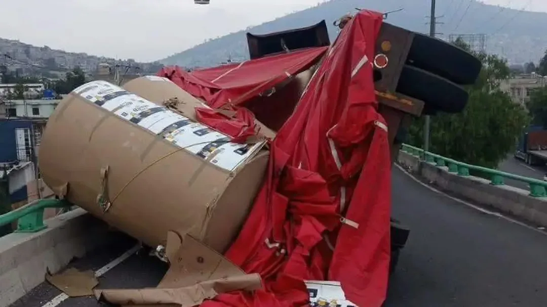 Tráiler con rollos de papel choca y queda al borde de caer en puente de la México-Pachuca