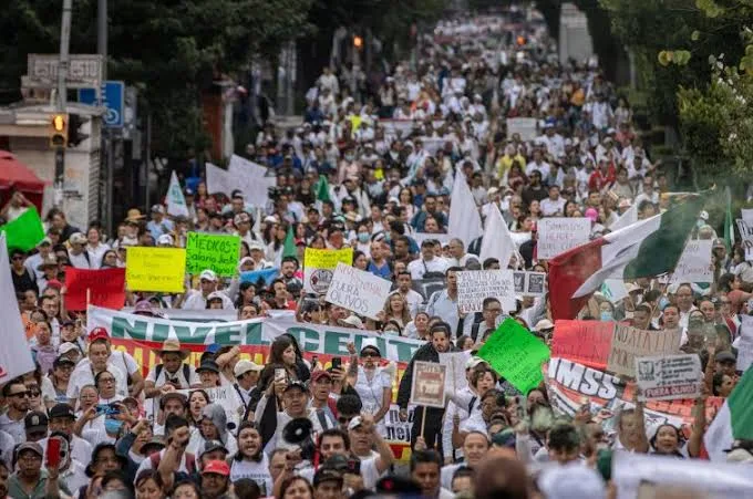 Trabajadores del IMSS vuelven a las calles por aumento salarial y cambio sindical