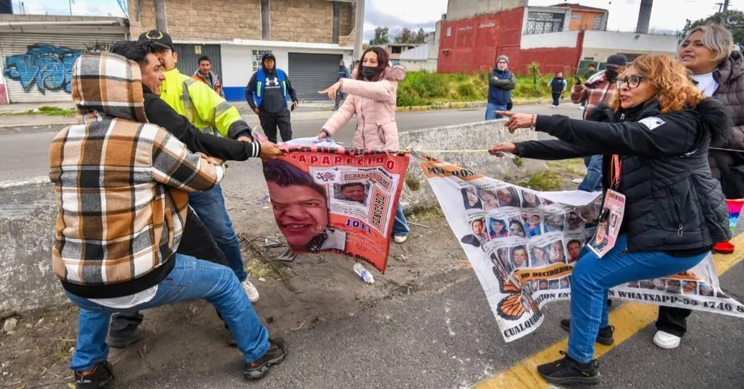 Exigen reunión con titular de la FGJEM: Madres buscadoras colapsan por segundo día la México-Toluca entre conatos de violencia