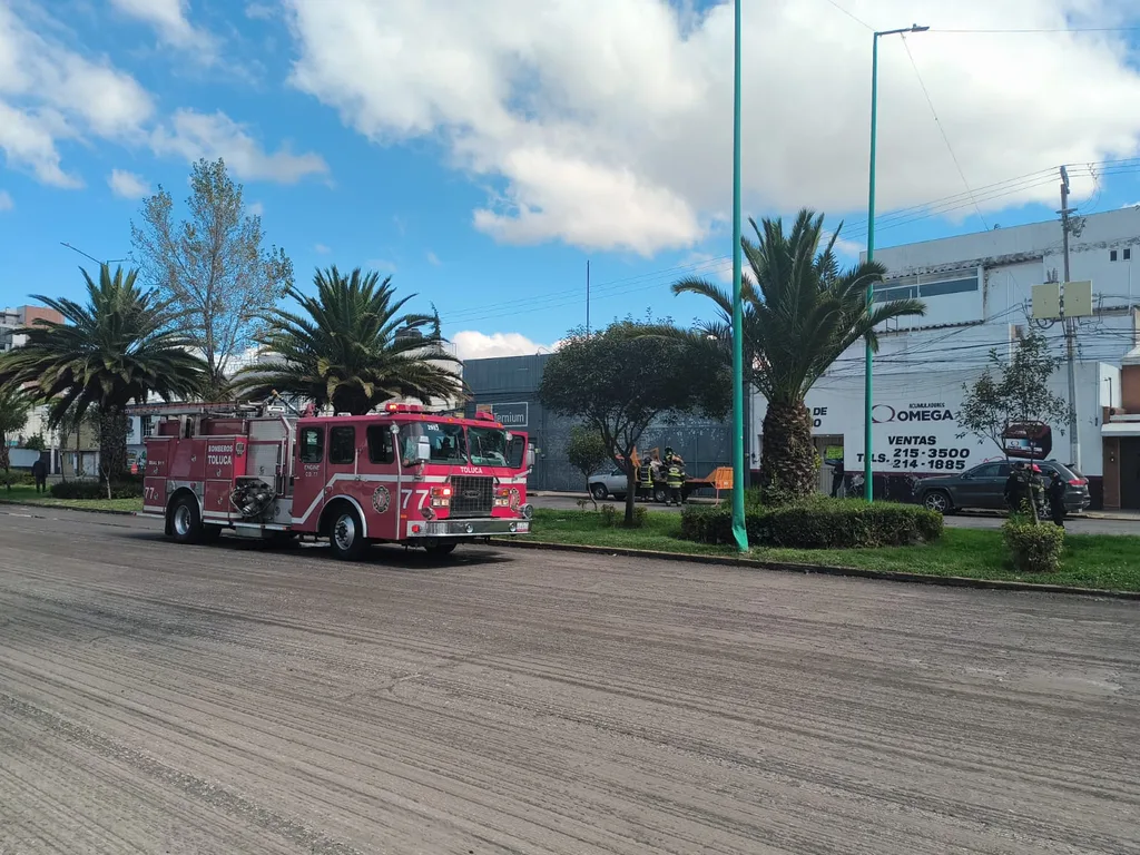 Fuga en tanque de gas moviliza a Protección Civil en Toluca; evacúan preventivamente a 200 personas