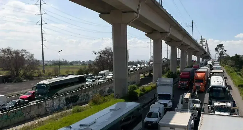Bloqueos y caos vial golpean al transporte público en el Valle de Toluca