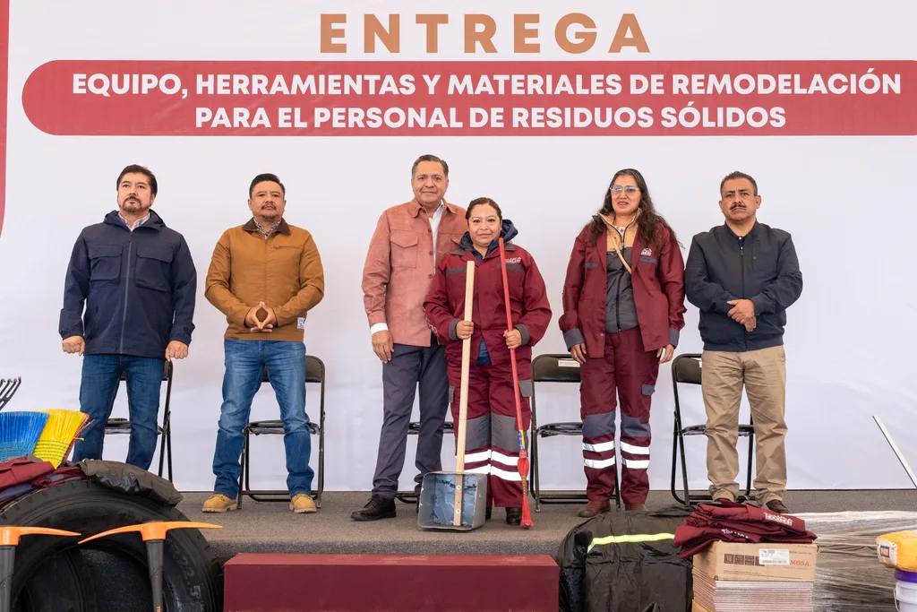 Ricardo Moreno equipa al personal de limpia y mejora sus condiciones de trabajo