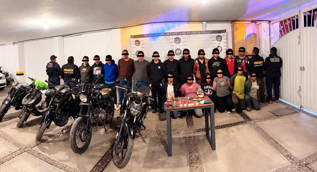 Desmantelan presunta red de robo de motocicletas y narcomenudeo en Toluca; hay 18 detenidos